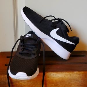 Like new black Nike running shoes